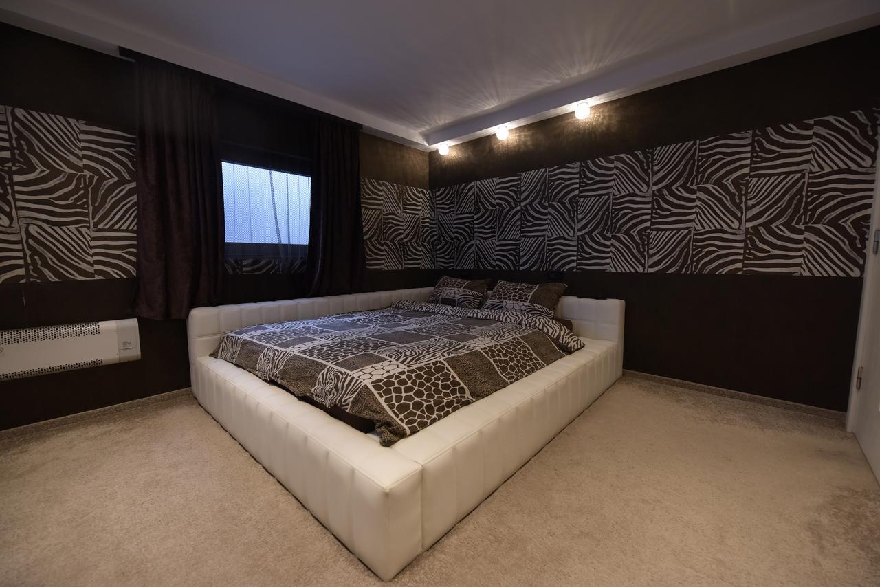 H & V Residence - Bungalow Apartment Арад Экстерьер фото